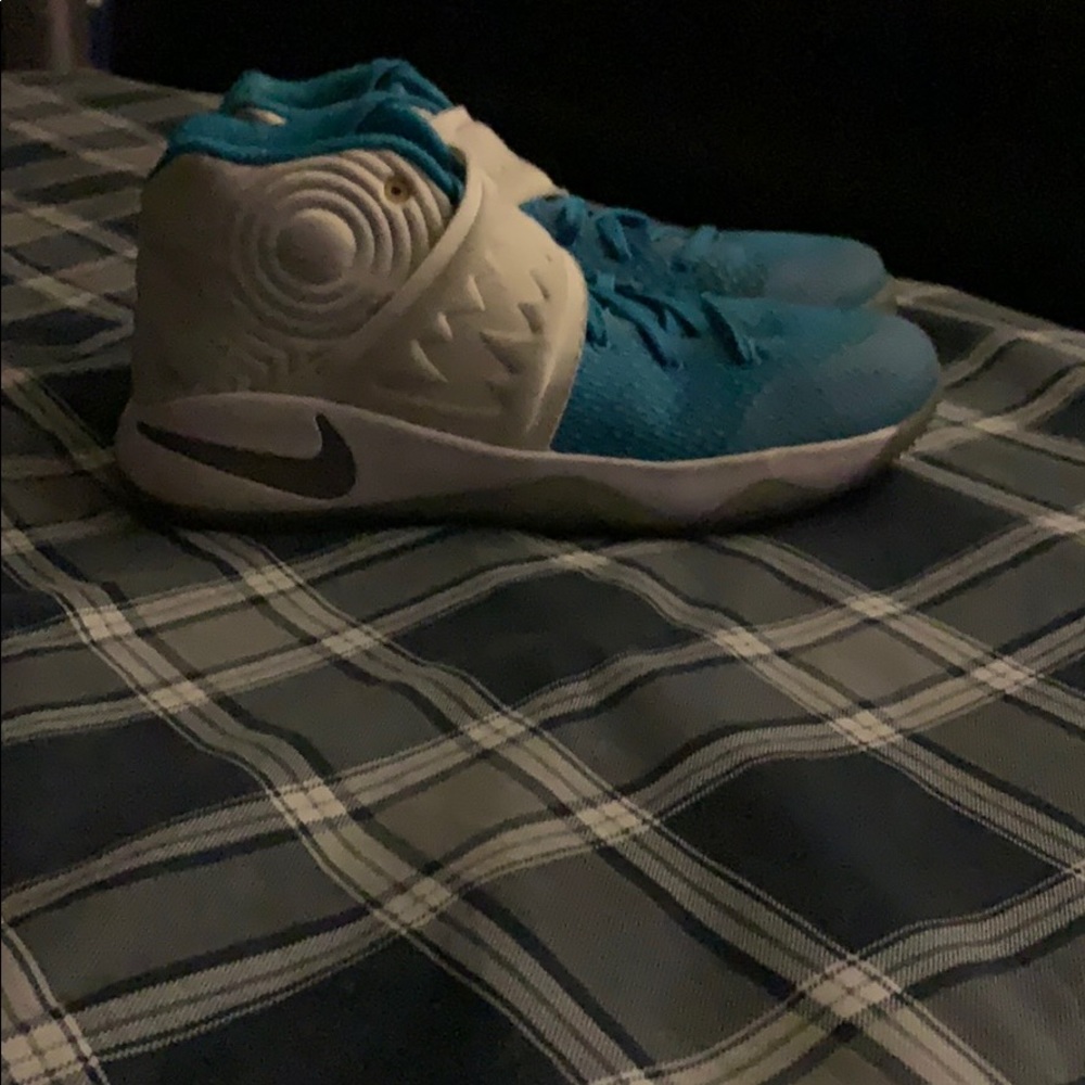 Kyrie 2 snow flakes